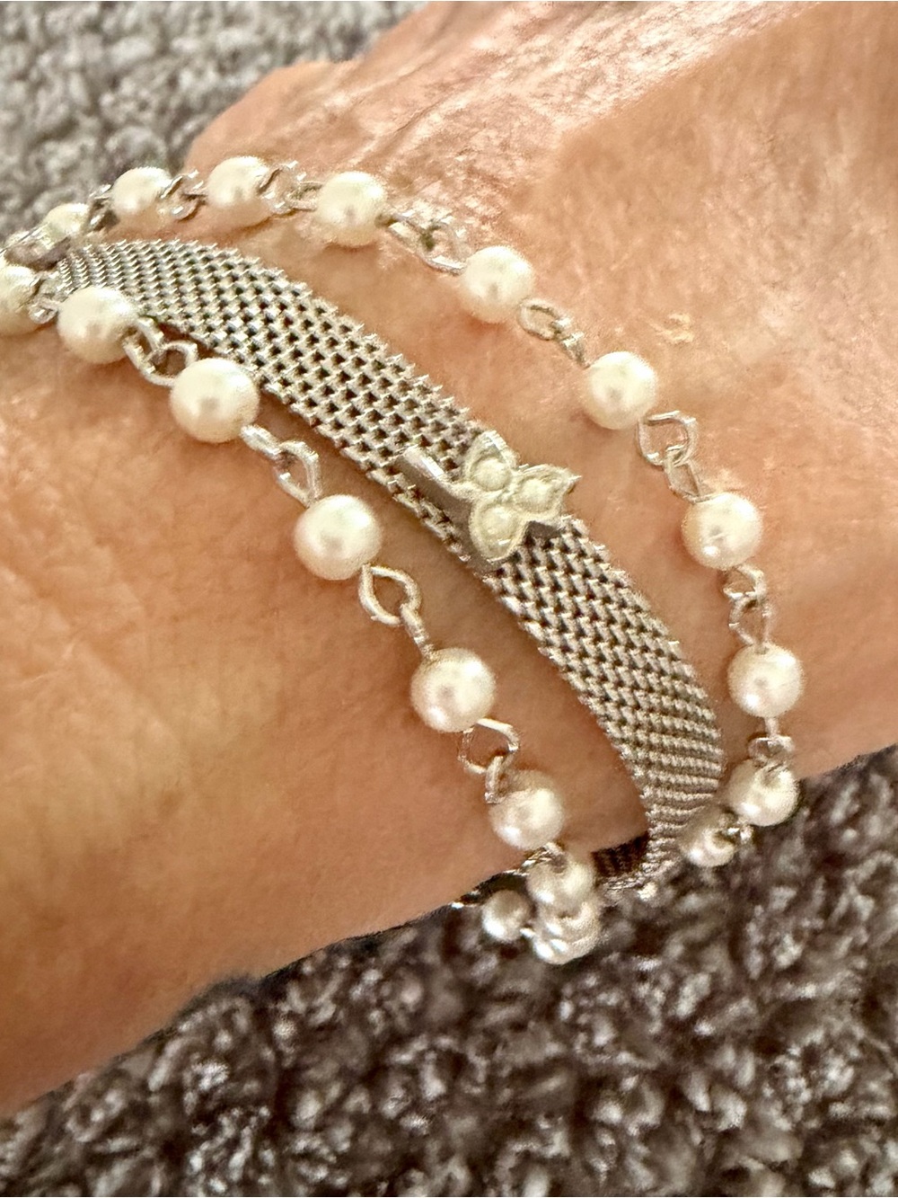 Vintage 1960’s Goldette Silver Tone Mesh w/Faux Pearls Flower Charms Bracelet